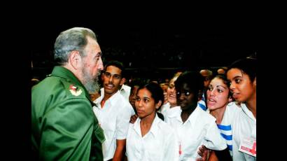 Fidel comparte con los estudiantes