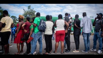 El incremento de las deportaciones de inmigrantes haitianos contrasta con los llamados de evacuación de los estadounidenses en la nación caribeña