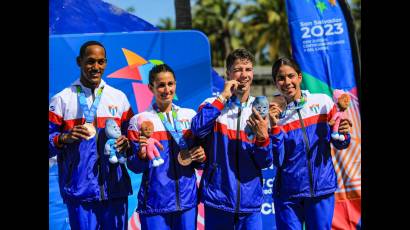 Kevin Milián (tercero de izquierda a derecha) fue uno de los ocupantes del podio en el relevo mixto de la lid salvadoreña.