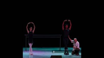 El Dr. Miguel Cabrera, historiador del Ballet Nacional de Cuba (BCN) impartió la conferencia Un encuentro con la danza, la técnica, la expresión y los estilos.