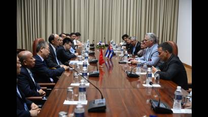 El Presidente Miguel Díaz-Canel Bermúdez recibió a los principales miembros de la delegación del Gigante Asiático que participa en la 12ma. Reunión del Grupo de Trabajo Conjunto de la Biotecnología Cuba-China, que sesiona en La Habana. 