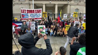 En horas de la tarde la solidaridad con Cuba se hacia presente en las afueras de la embajda