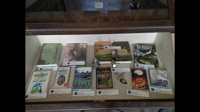La obra de Tolkien puede ser apreciada en el lobby de la Biblioteca Nacional de Cuba José Martí. 