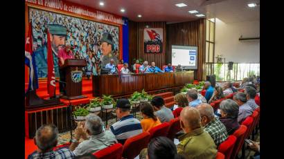 Manuel Marrero en visita gubernamental a Holguín