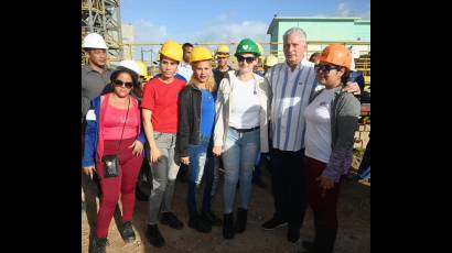 El Presidente compartió con jóvenes de la Facultad de Construcciones de la Universidad de Camagüey, que como parte de su formación, están insertados en el proceso inversionista que vive la fábrica de cemento 26 de Julio.