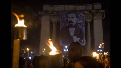  Cada año la marcha de las antorchas deviene una impresionante manifestación patriótica de los jóvenes en homenaje al más universal de los cubanos. 