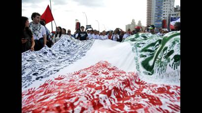 Miles de cubanos acudieron este sábado a la Tribuna Antimperialista en La Habana para denunciar los crímenes de Israel contra el pueblo de Palestina.