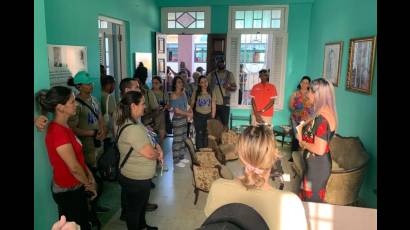 Hasta la Casa Museo Hermanos Saíz Montes de Oca llegaron los integrantes de la Asociación para honrar la memoria de quienes los inspiran. 