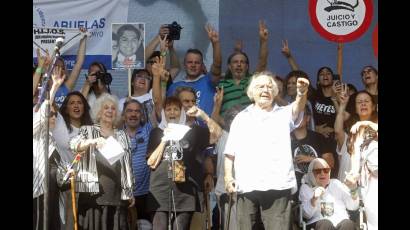 Taty Almeida,  Estela de Carlotto y  Adolfo Pérez Esquivel participan en la concentración de la Plaza de Mayo