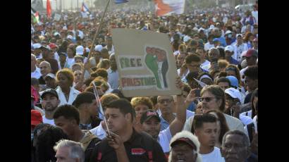 Miles de cubanos acudieron este sábado a la Tribuna Antimperialista en La Habana para denunciar los crímenes de Israel contra el pueblo de Palestina.