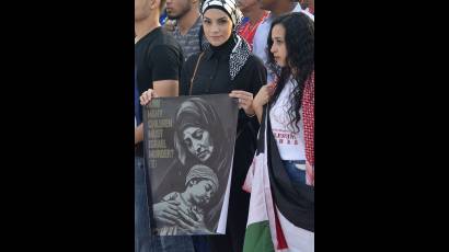 Miles de cubanos acudieron este sábado a la Tribuna Antimperialista en La Habana para denunciar los crímenes de Israel contra el pueblo de Palestina.