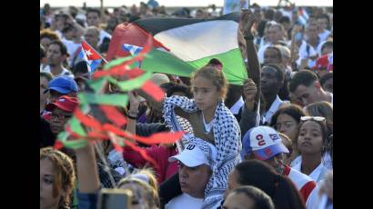 Miles de cubanos acudieron este sábado a la Tribuna Antimperialista en La Habana para denunciar los crímenes de Israel contra el pueblo de Palestina.