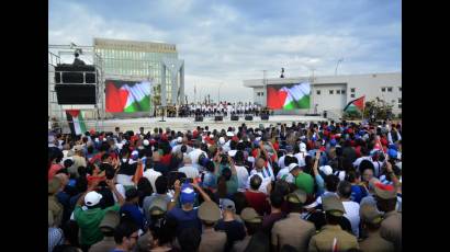 Miles de cubanos acudieron este sábado a la Tribuna Antimperialista en La Habana para denunciar los crímenes de Israel contra el pueblo de Palestina.
