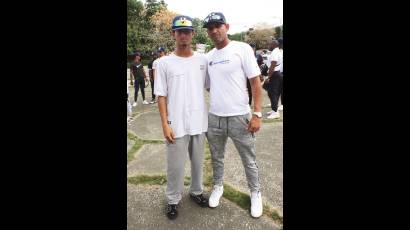 Yordan Manduley jugará con su hijo. 