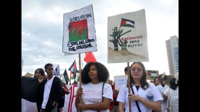Miles de cubanos acudieron este sábado a la Tribuna Antimperialista en La Habana para denunciar los crímenes de Israel contra el pueblo de Palestina.