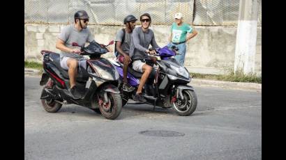En Cuba en los últimos años se ha popularizado el uso de las motos eléctricas, y se ha retomado la socorrida bicicleta.