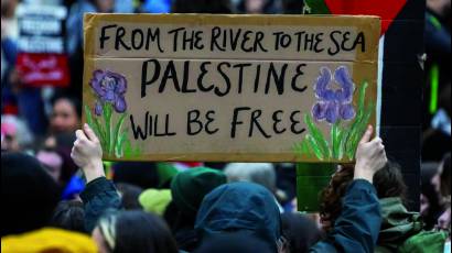 Una manifestante en Londres levanta un cartel