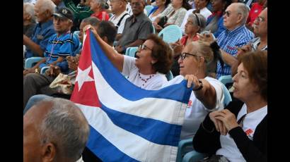 En la histórica esquina de 23 y 12, el pueblo capitalino recordó el aniversario 63 de la proclamación del carácter socialista de la Revolución.