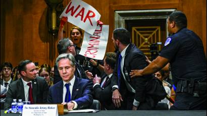 Activistas irrumpen en discurso de Blinken