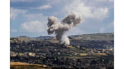 Columna de humo se levanta en poblado libanés atacado por Israel.