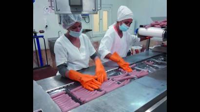En la planta de perro caliente las innovaciones a su maquinaria y la unión del colectivo impulsan sus producciones.