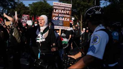 Manifestantes en Chicago, Estados Unidos mantuvieron la presión en el tercer día de la Convención Nacional Demócrata.
