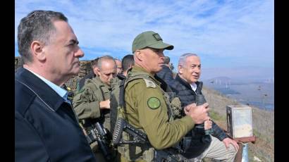 Netanyahu en Monte Bental, en la frontera de Israel con Siria, junto a oficiales y el ministro de Defensa Israel Katz