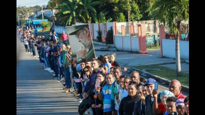 El pueblo cubano en solemne saludo de homenaje a los héroes caídos