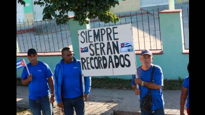 El pueblo cubano en solemne saludo de homenaje a los héroes caídos en el cumplimiento del deber