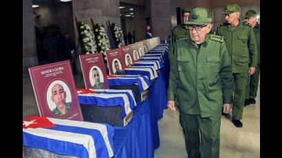 Frente a cada una de las urnas Raúl rindió tributo