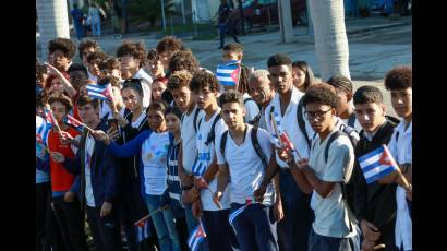 El pueblo cubano en solemne saludo de homenaje a los héroes caídos en el cumplimiento del deber