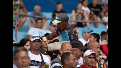 Parte del público durante la continuación de los playoffs de semifinales de la pelota en Cuba