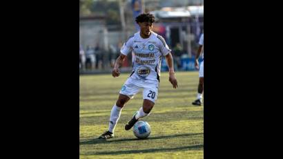 Dayron Reyes regresa a la convocatoria de la selección cubana de fútboll.