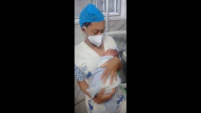 Madre cubana con su bebé