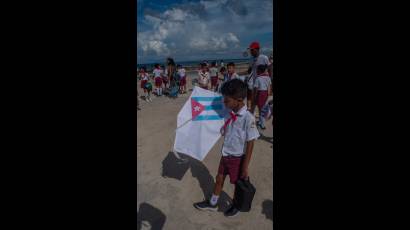 Pioneros de Cuba alzan papalotes contra el bloqueo