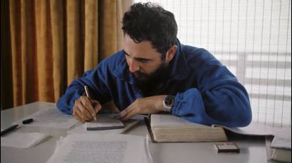 Fidel Escribiendo