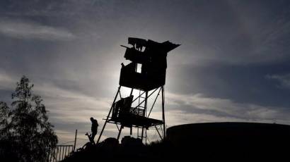 Un palestino inspecciona el lugar afectado por un ataque aéreo israelí en la Franja de Gaza.