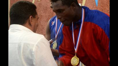Julio César La Cruz inauguró su reinado en los pesos pesados.