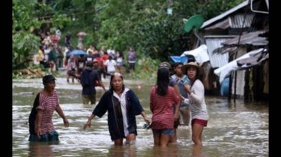 Filipina bajo los embates de fuerte tormenta tropical