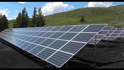 La solar fotovoltaica es una fuente de energía que produce electricidad de origen renovable