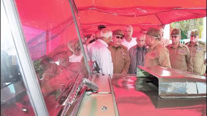 Recorrió Raúl los talleres de la Empresa Militar Industrial de Santiago de Cuba