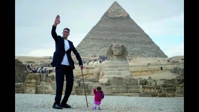 La mujer más pequeña y el hombre más alto del mundo