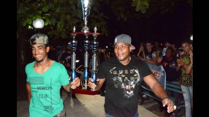 Los campeones festejaron con su pueblo toda la noche del domingo.