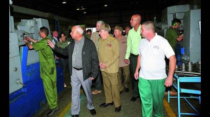 CVisitó Raúl la Empresa Militar Industrial de Camagüey
