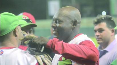 Danel Castro amenizó la fiesta con un jonronazo de leyenda que empató la final a tres victorias por bando