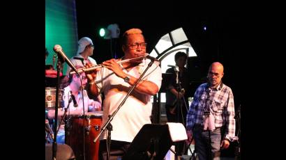 José Luis Cortés nació en Villa Clara en 1951 y a los 16 años comienza a trabajar con la orquesta Los Van Van