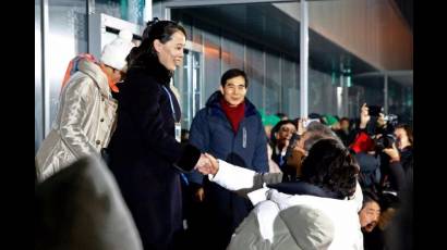 Saludo entre Kim Yo Song y el presidente de Corea del Sur