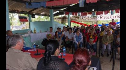 Con el pueblo, sus candidatos.