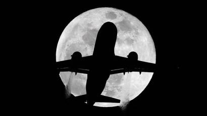La superluna protagonista tras un vuelo que le atraviesa