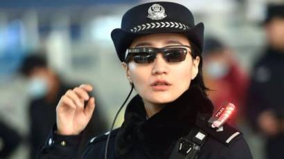 Policía china con gafas de reconocimiento facial